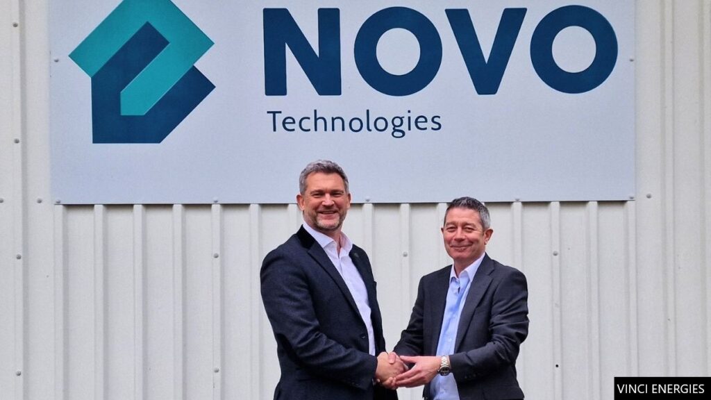 Russell Crampin (left, VINCI Energies) and Matt Wynne (Novo Technologies) celebrate the acquisition announcement.